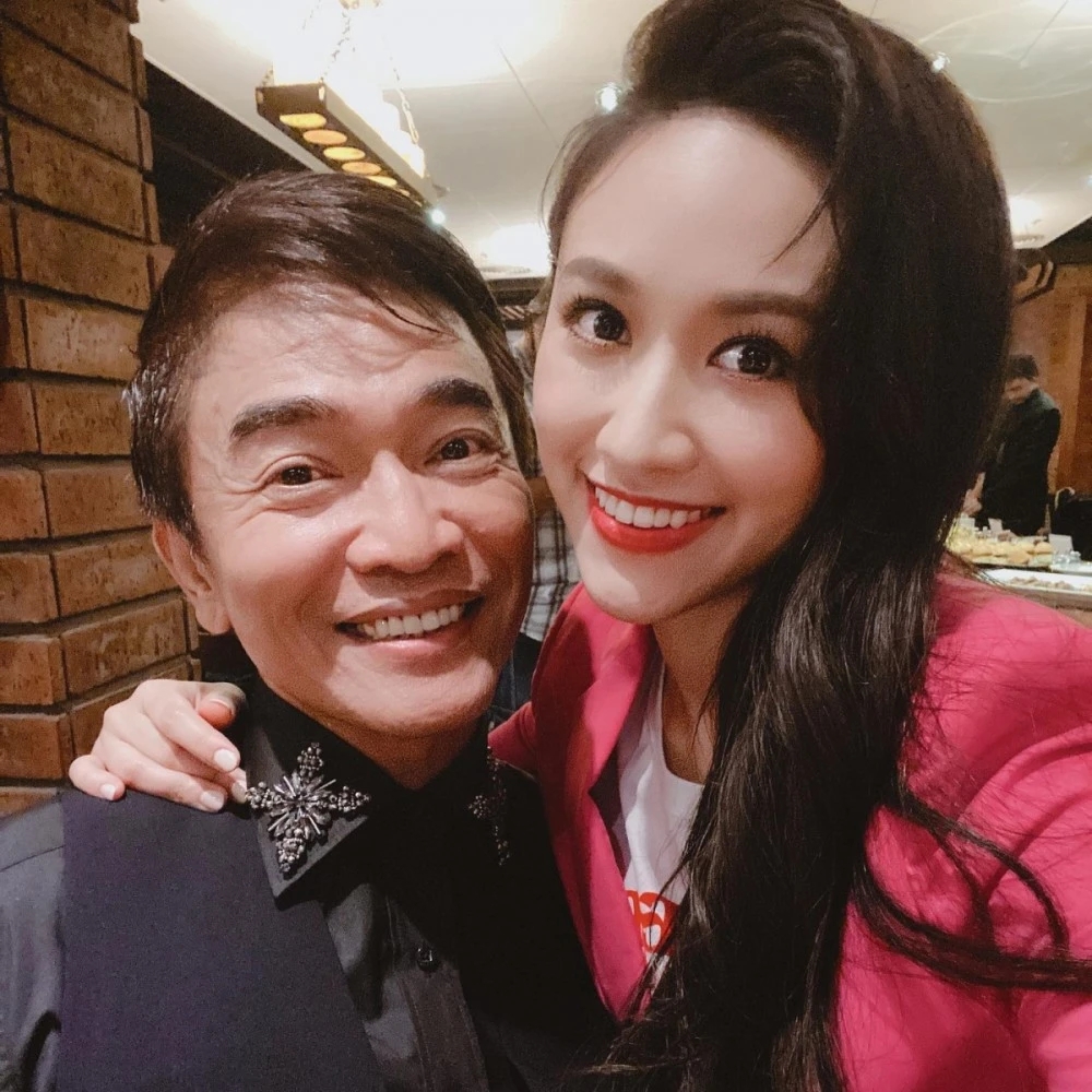 父女“嘴对嘴亲吻”不害臊，以爱的名义满足私欲的行为，该停止了