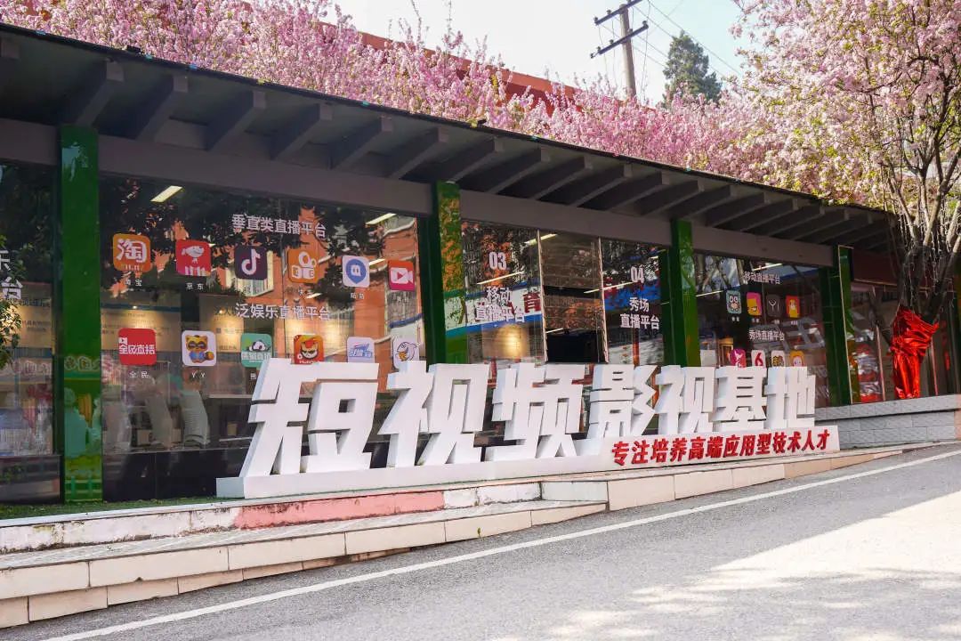 云南新华电脑学院是正规学校吗,昆明云南新华电脑学校网上报名