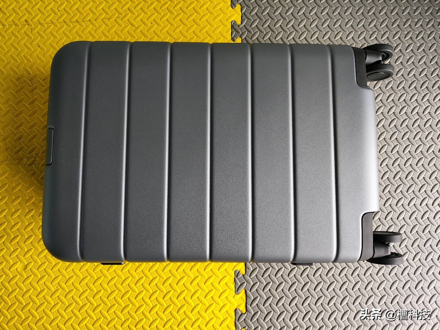 米家拉杆箱体验：旅行中的好伙伴，闲暇时的小桌台