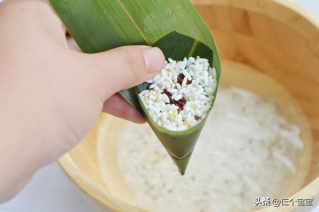 手残党怎么包四角粽子,六个月以上宝宝粽子做法