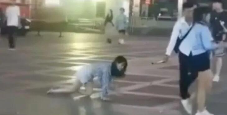 对于女大学生“奴性”行为的看法，网友称：不堪入目！