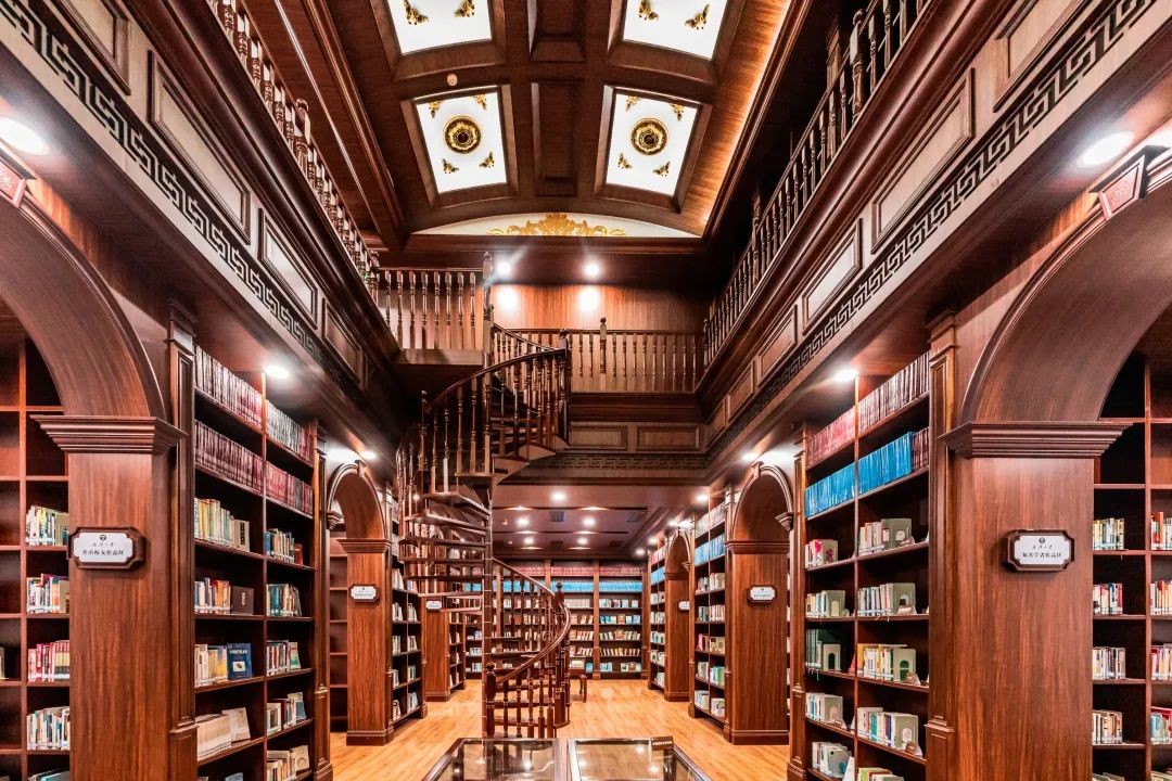 湖北“超美”大学：占地5195亩，宿舍6部电梯，坐拥26栋*物文**建筑和1000株樱花！