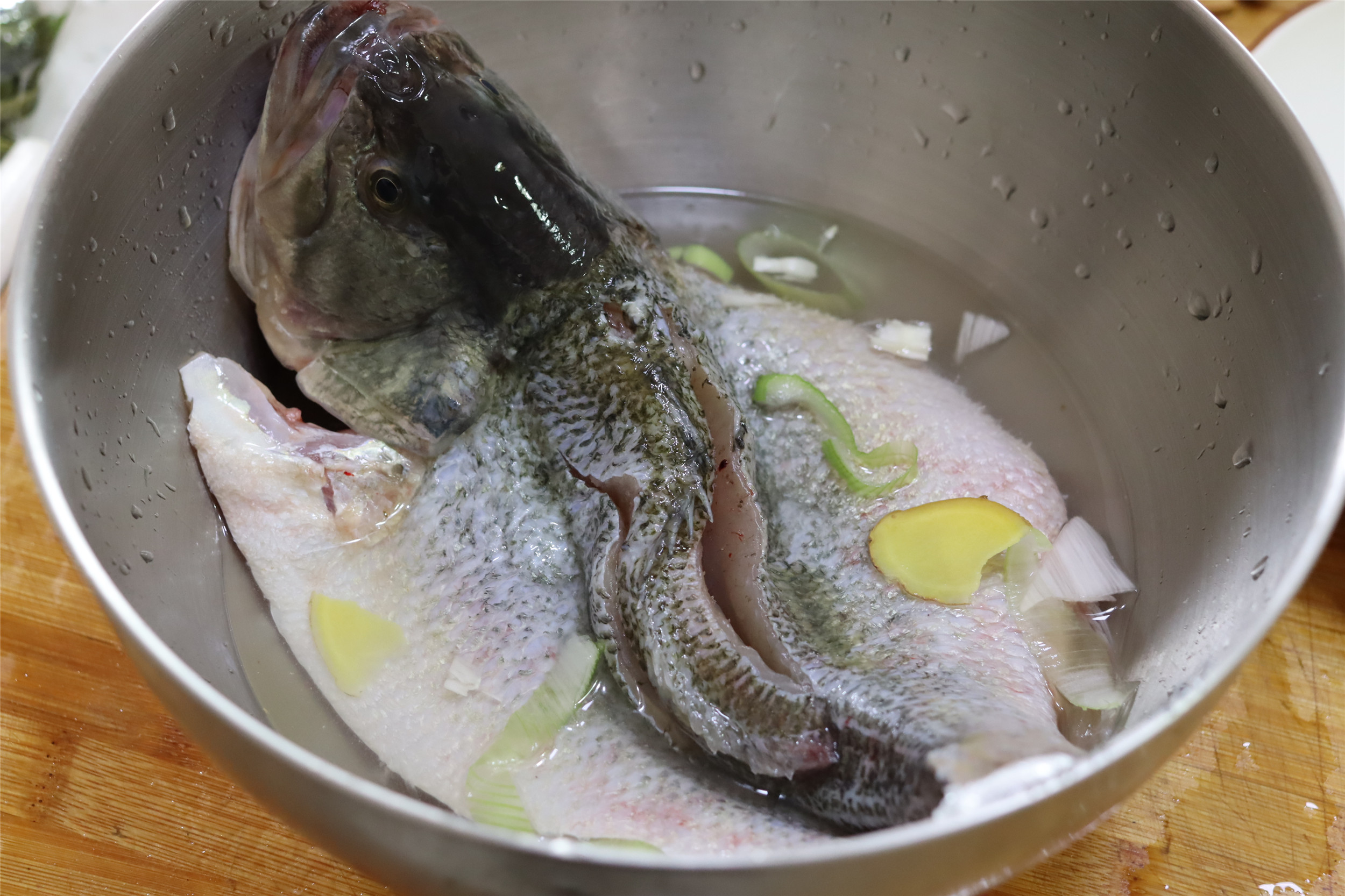 清蒸鲈鱼怎么做需要蒸几分钟,清蒸鲈鱼给6个月大宝宝吃怎么蒸