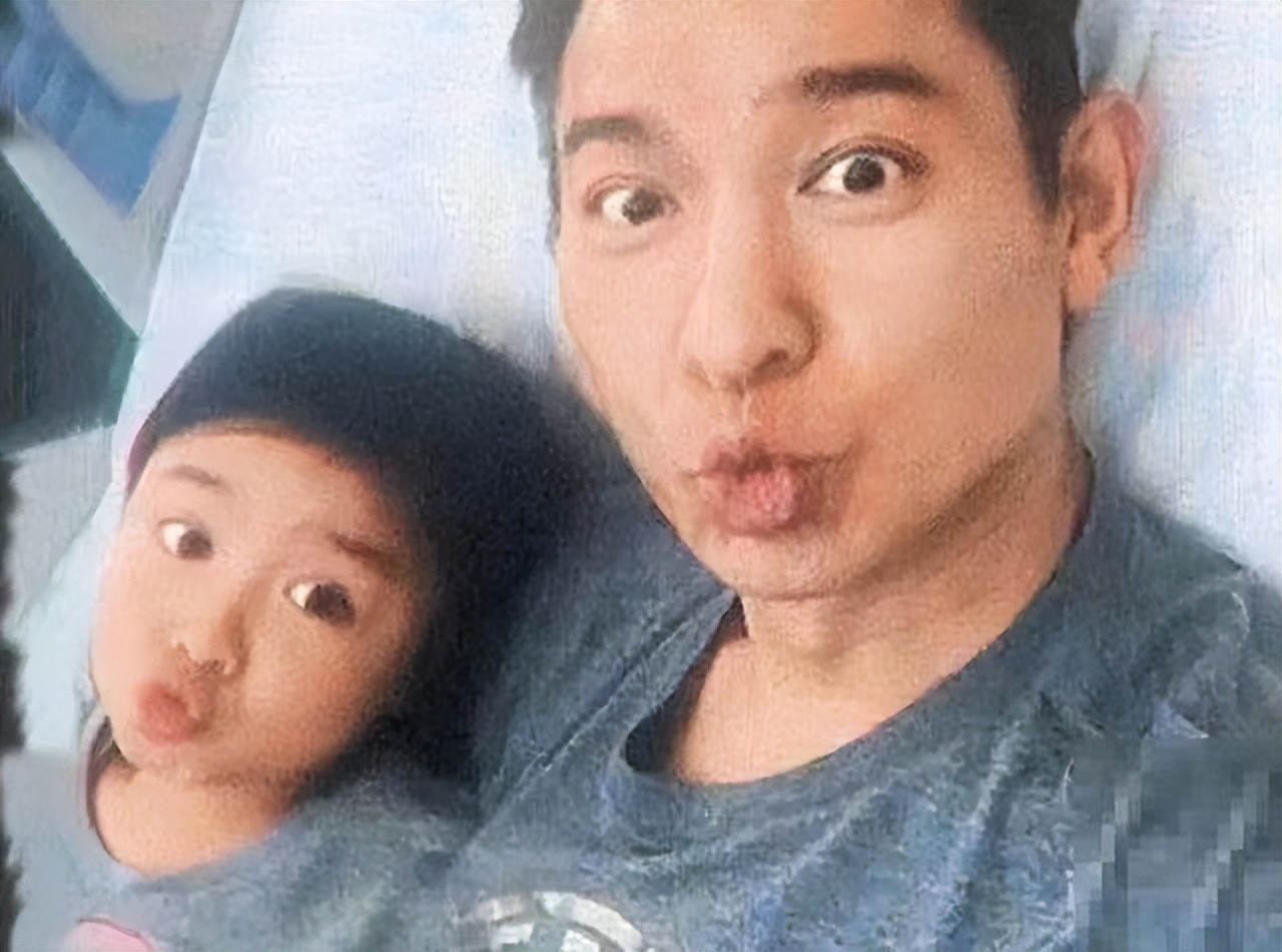 为嫁天王甘当隐形人，46岁高龄拼头胎！10岁独女罕见曝光，值了