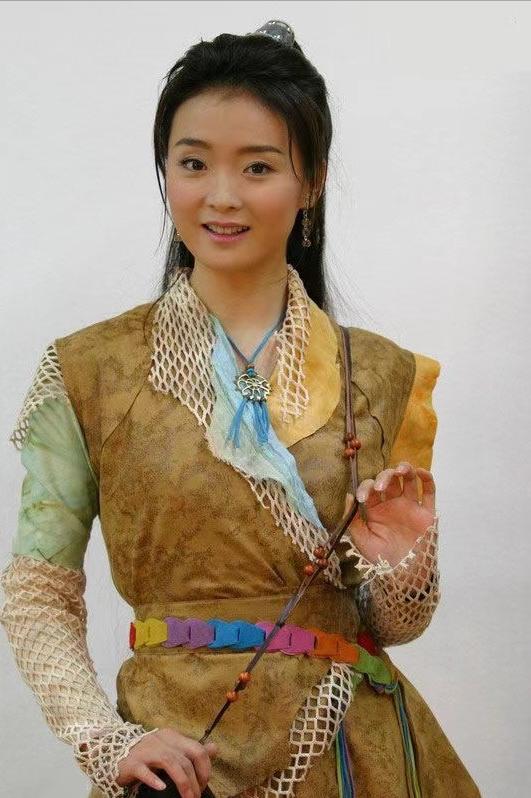 王艳23岁嫁入豪门跟老公差几岁,王艳嫁入豪门真实生活