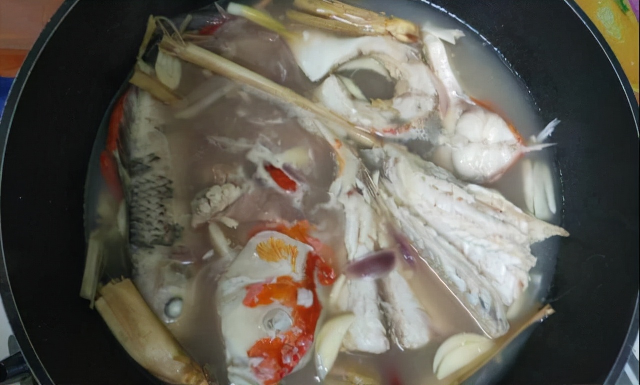 死了锦鲤怎么处理,锦鲤快死了有什么补救方法