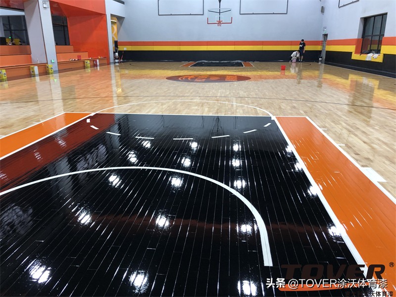 TOVER涂沃*疆新**乌鲁木齐黑豹竞速篮球馆打磨翻新防滑彩漆logo施工