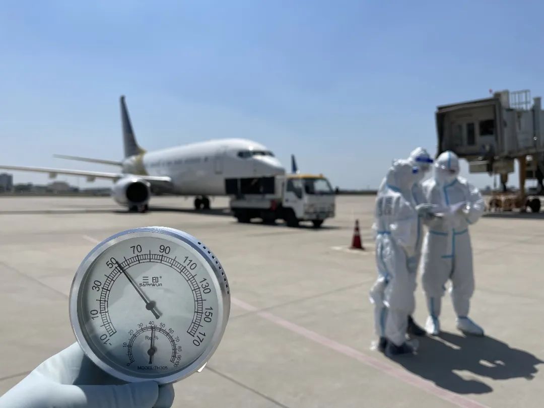 移民管理警察值守边境一线,移民管理警察雨中为群众撑伞