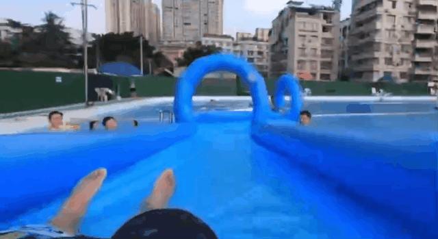 在水上乐园，多少人的大裤衩被冲成了丁字裤？