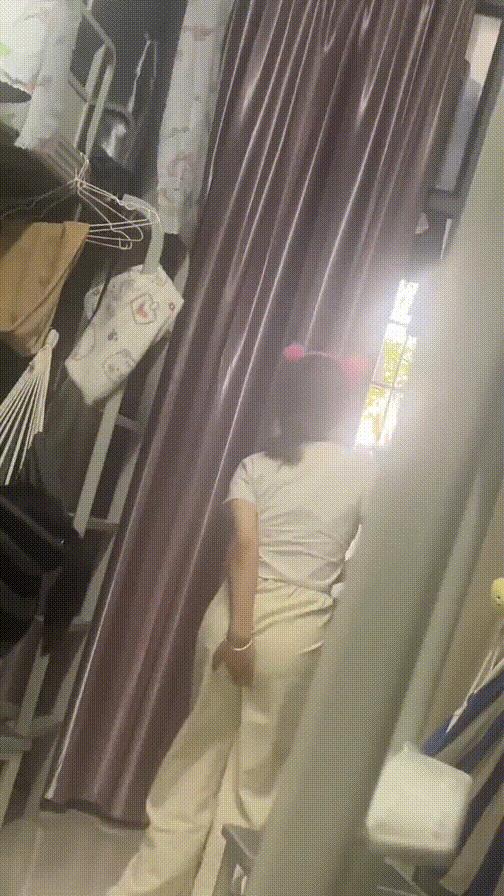 “姑娘你不能挡一下那里么？那东西让人看了很难为情”哈哈哈