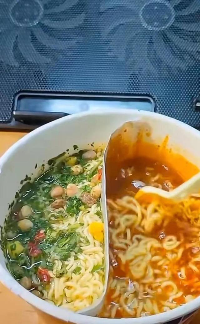 女主管换了新电脑，她把旧的送给了我，我抬回家打开影库