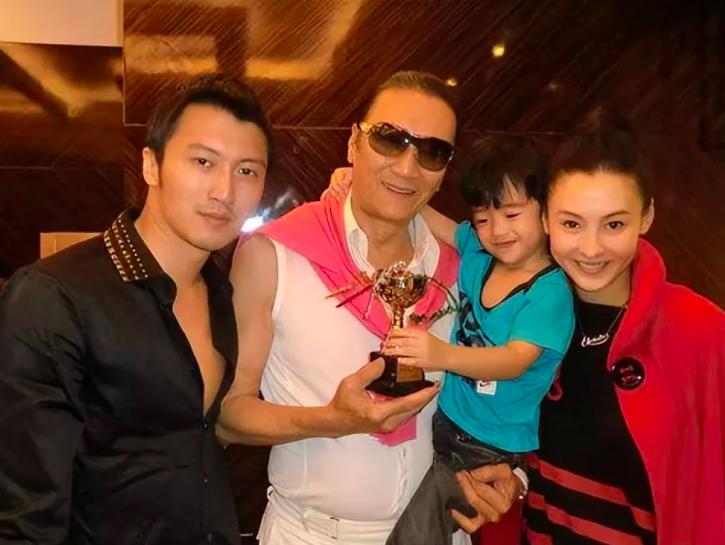 王菲谢霆锋机场撒糖再现世纪牵手,王菲谢霆锋机场牵手对比照