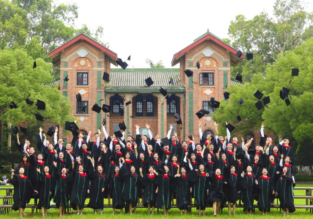 毕业照大专生穿学士服,大专生毕业不配穿学士服吗