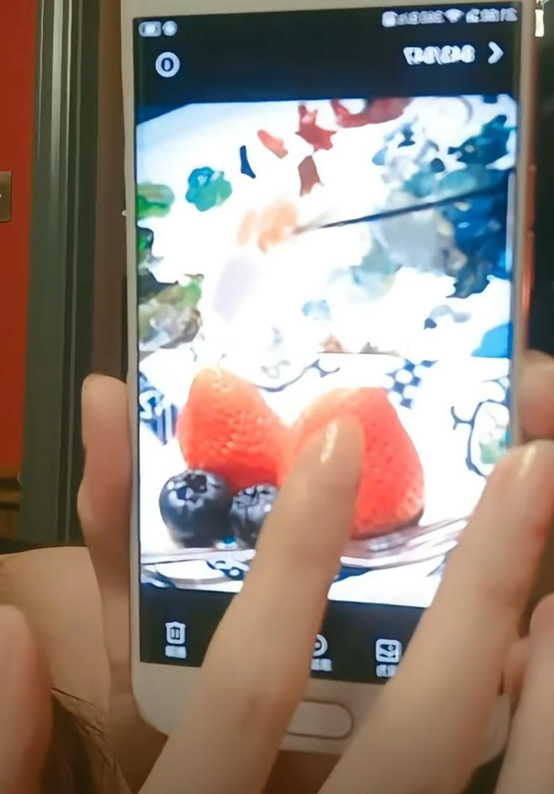 女主持人马卉直播时展示不雅照片事件持续发酵