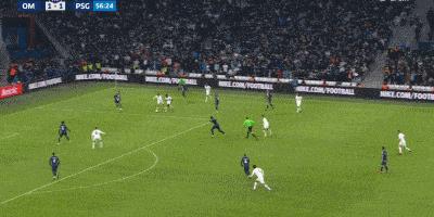 巴黎vs马赛比赛球迷冲入找梅西,法甲大巴黎大胜马赛梅西击中门柱