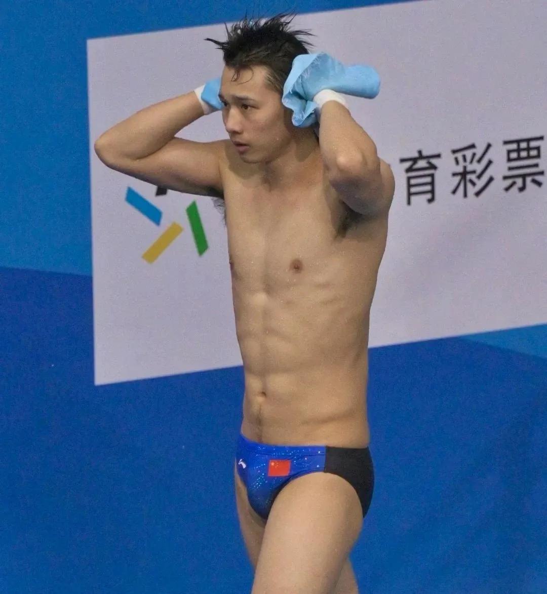 陈艾森双人默契跳水,陈艾森跳水队腹肌