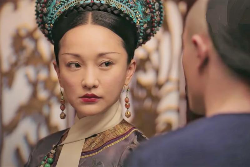 周迅青春靓丽蔡少芬人老珠黄,给皇后