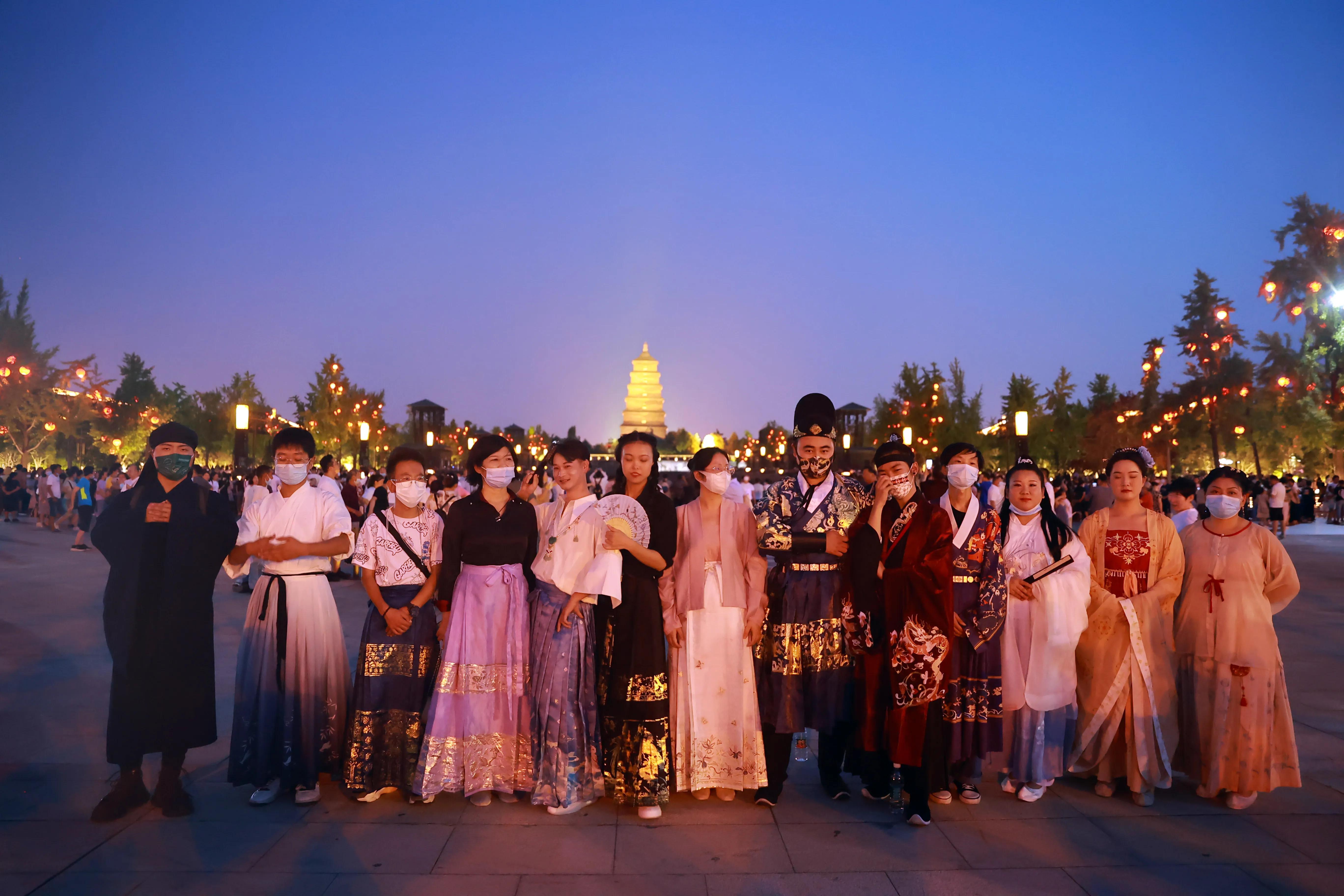 吐槽迪奥被指抄袭中国马面裙,引热议迪奥被指抄袭中国马面裙