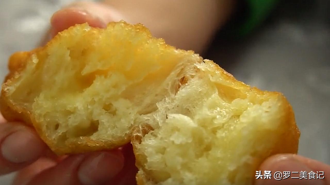 新型油条做法，全程手不沾面，筷子搅一搅，出锅蓬松又柔软，真香