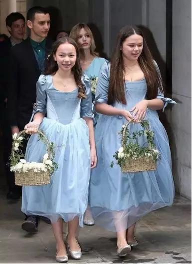 50岁邓文迪离婚后生活,邓文迪离婚靠什么生活