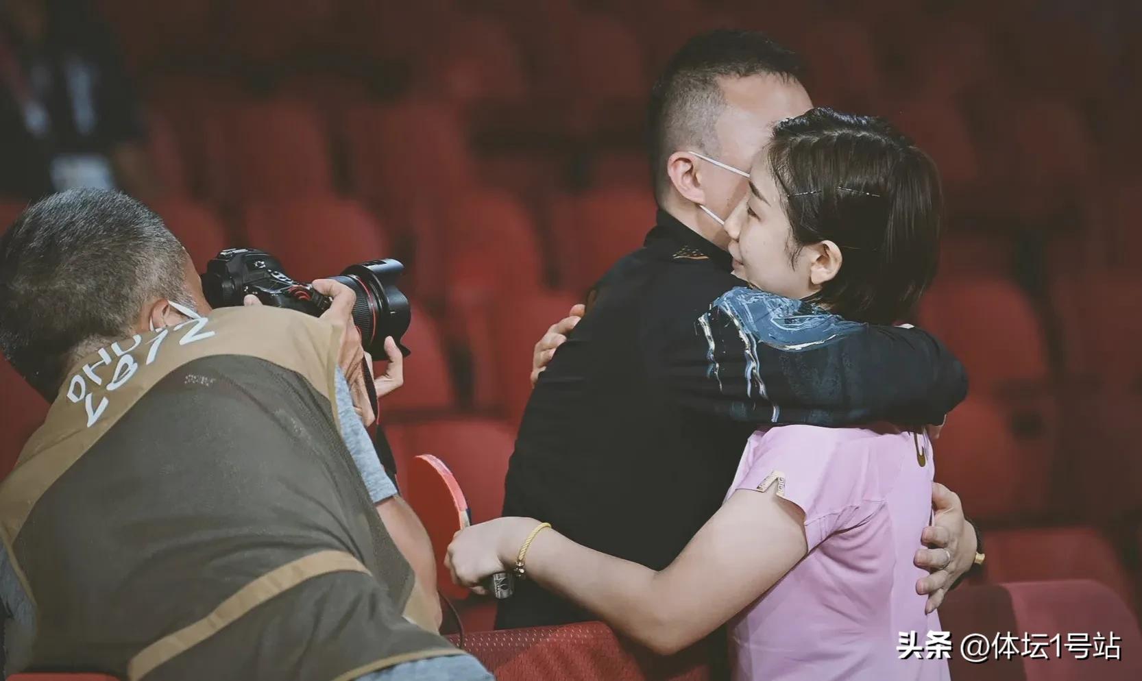 马琳调侃,国乒女团夺冠马琳机智打断陈梦