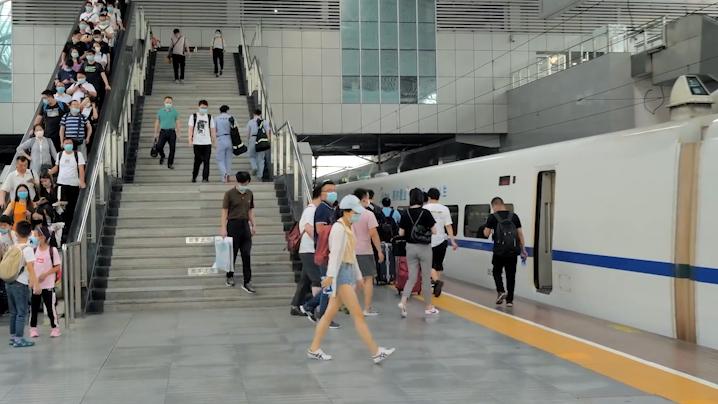 高铁乘务员月薪是多少上几天班,高铁乘务员工资月薪多少钱