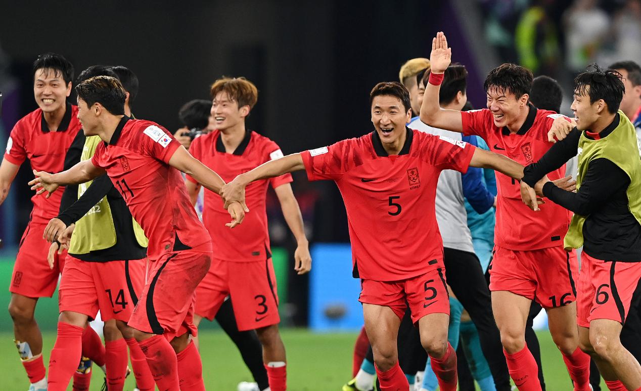 拒喝可乐有错？C罗缺战引韩国球迷怒喷：傲慢自大，梅西就不这样