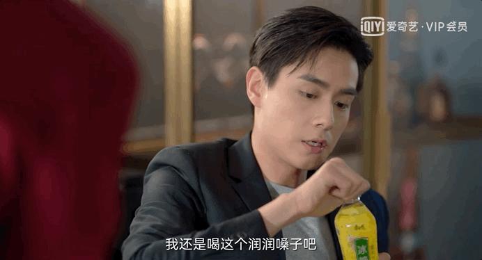 敢问这位男演员是沉浸在民国剧中无法自拔了吗?