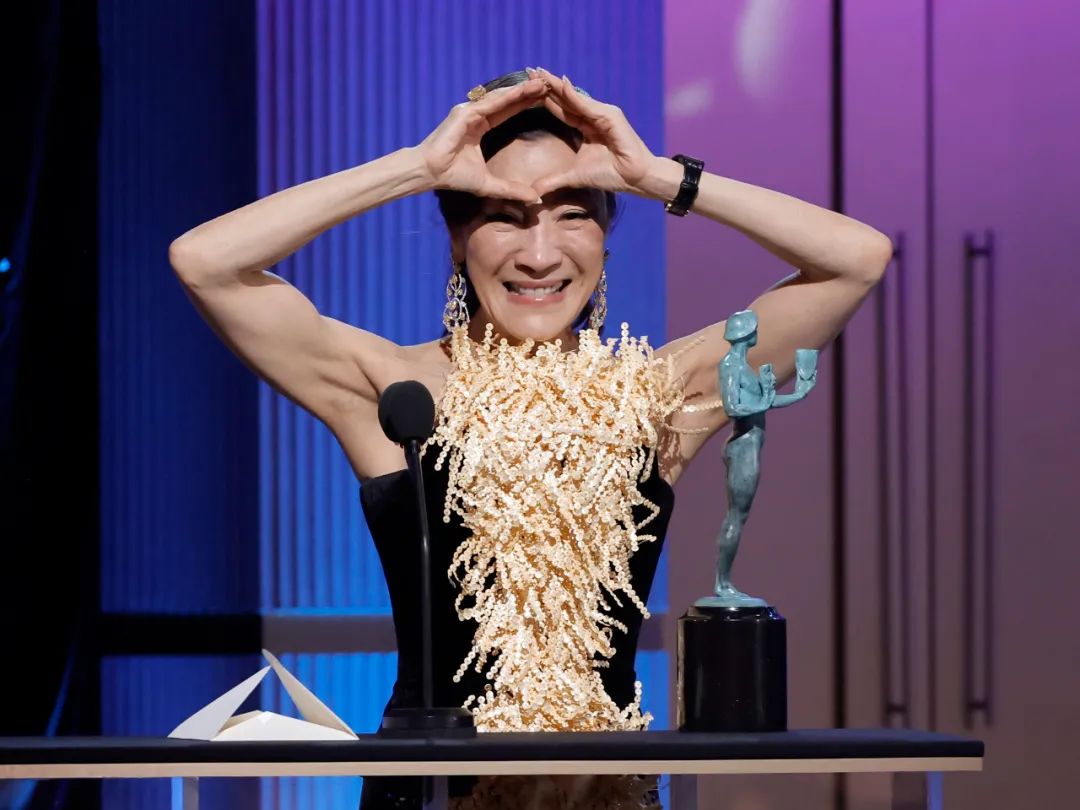 杨紫琼高定礼服闪耀戛纳红毯,杨紫琼携手老公亮相奥斯卡红毯