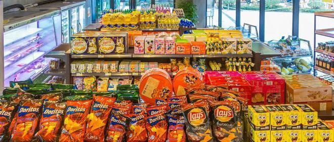 量贩式零食店最受年轻顾客青睐,一件单价30元的零食