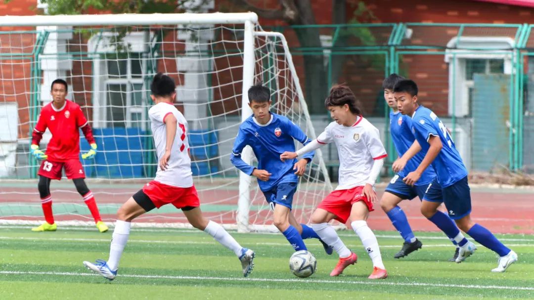 青春飞扬足球赛场,省运会田径场上青春激扬