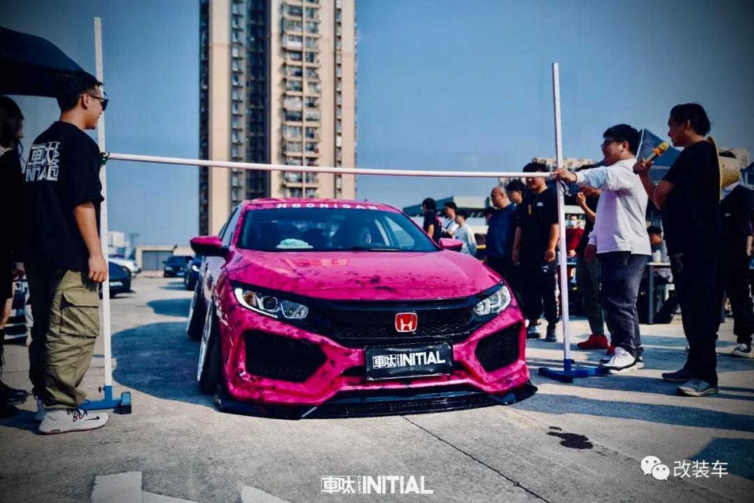 十代思域樱花粉低趴姿态,十代思域炫动蓝低趴姿态