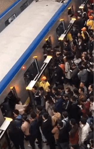 日本列车助推员,日本地铁推挤员年薪