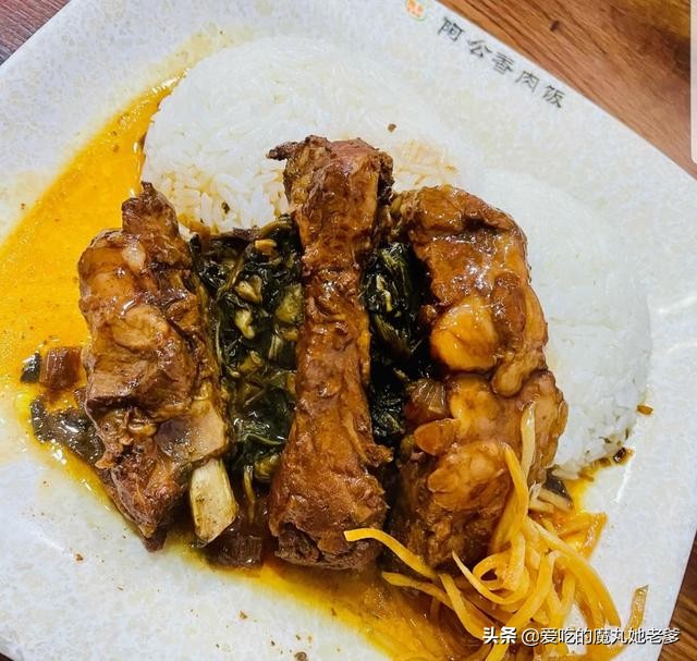 大连的哥午饭聚集地，仅凭3种盖浇饭火了十几年！小贵但真香