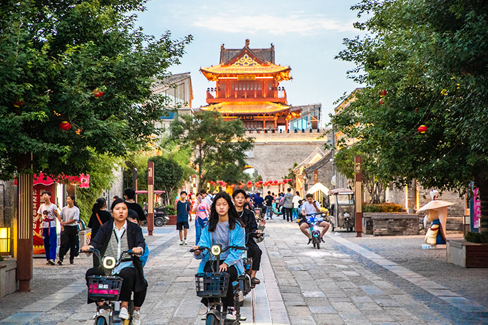 豫北老街体验市民夜生活，青年人摆地摊烟火气息浓，千年古城火了