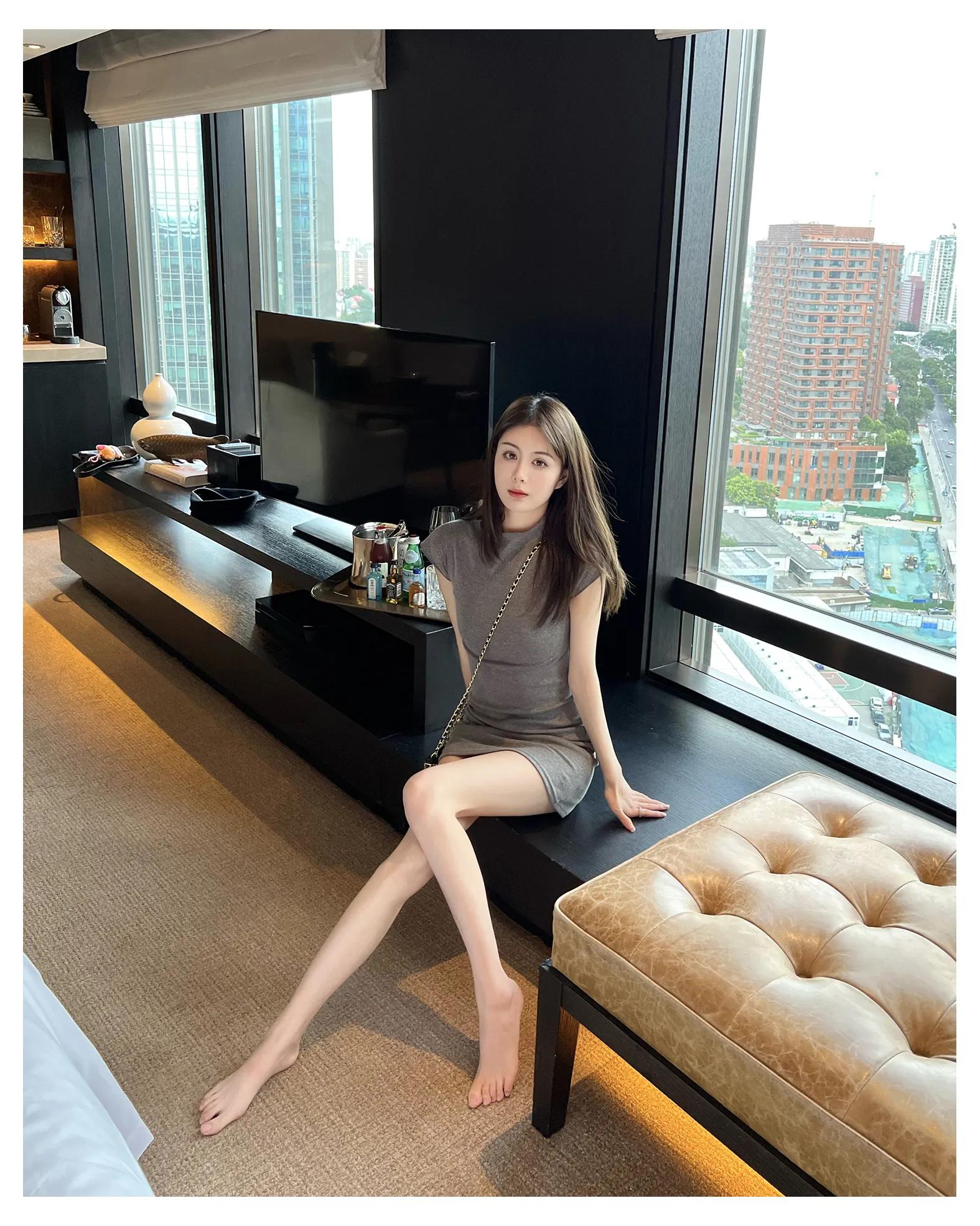 修身连衣裙尽显美女完美身材