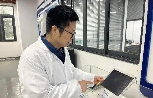 江岸这家科技企业研发国内顶尖电磁屏蔽石墨烯膜