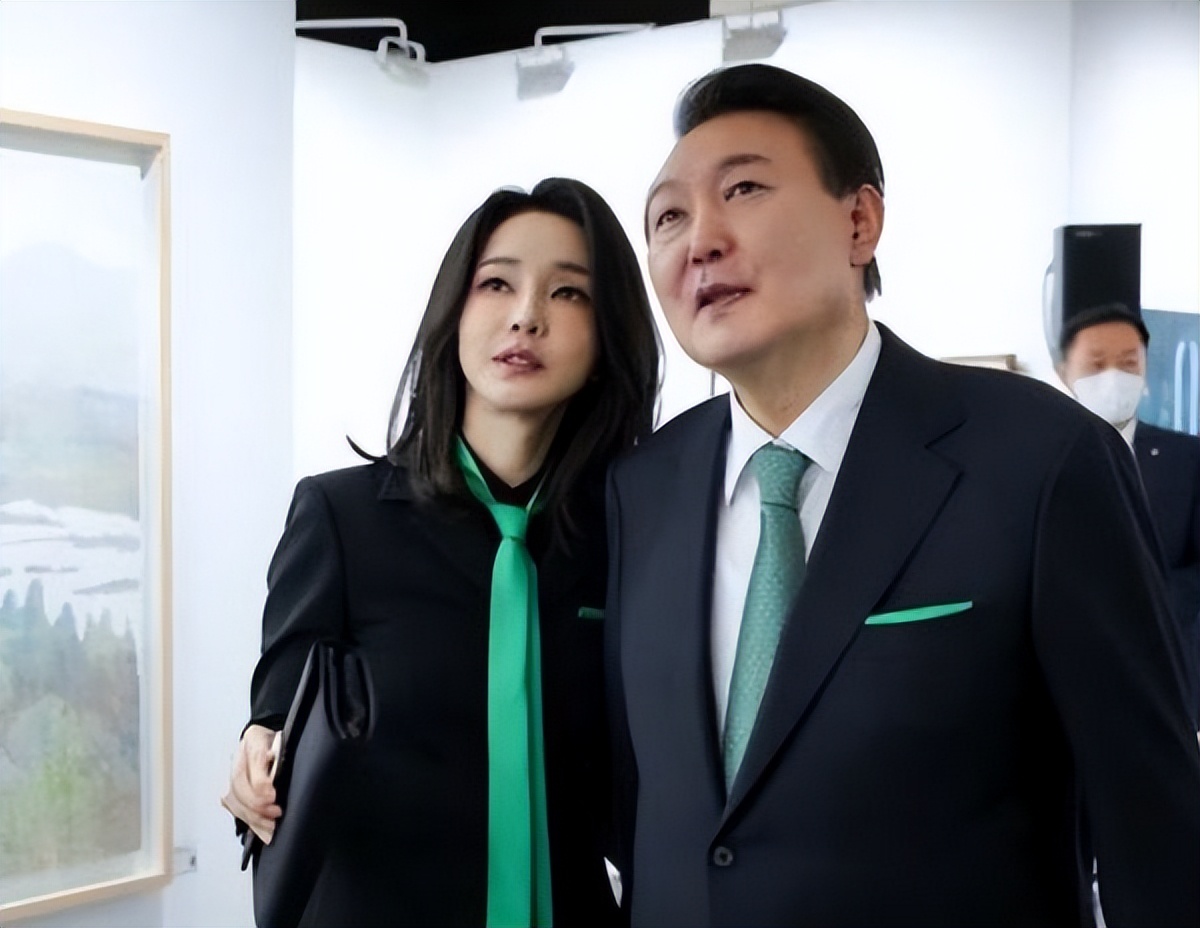 闊╁浗澶汉绌胯亴涓氬瑁呰姘斿満鍏ㄥ紑,闊╁浗绗竴澶汉绌胯タ瑁呴厤缁胯壊琛～