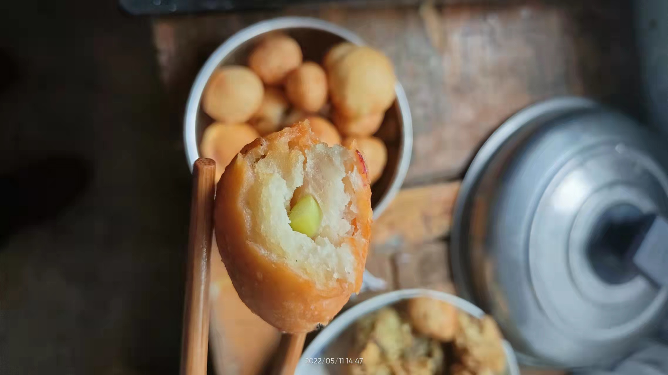 男子炸丸子,油炸火锅丸子爆炸