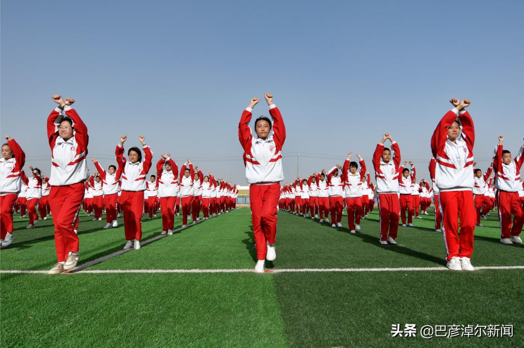 航拍实验中学运动会,万人奔跑看升旗场面壮观震撼