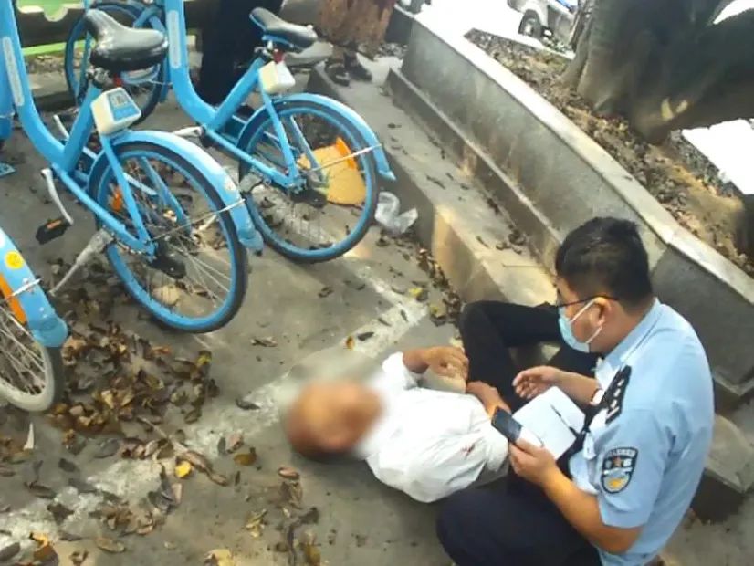 三伏天里自行车需要“代驾”，警察叔叔接单了！