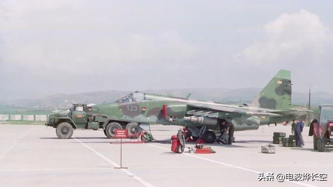 捐完坦克捐飞机！东欧小国再向乌克兰捐赠强击机，封存已达18年