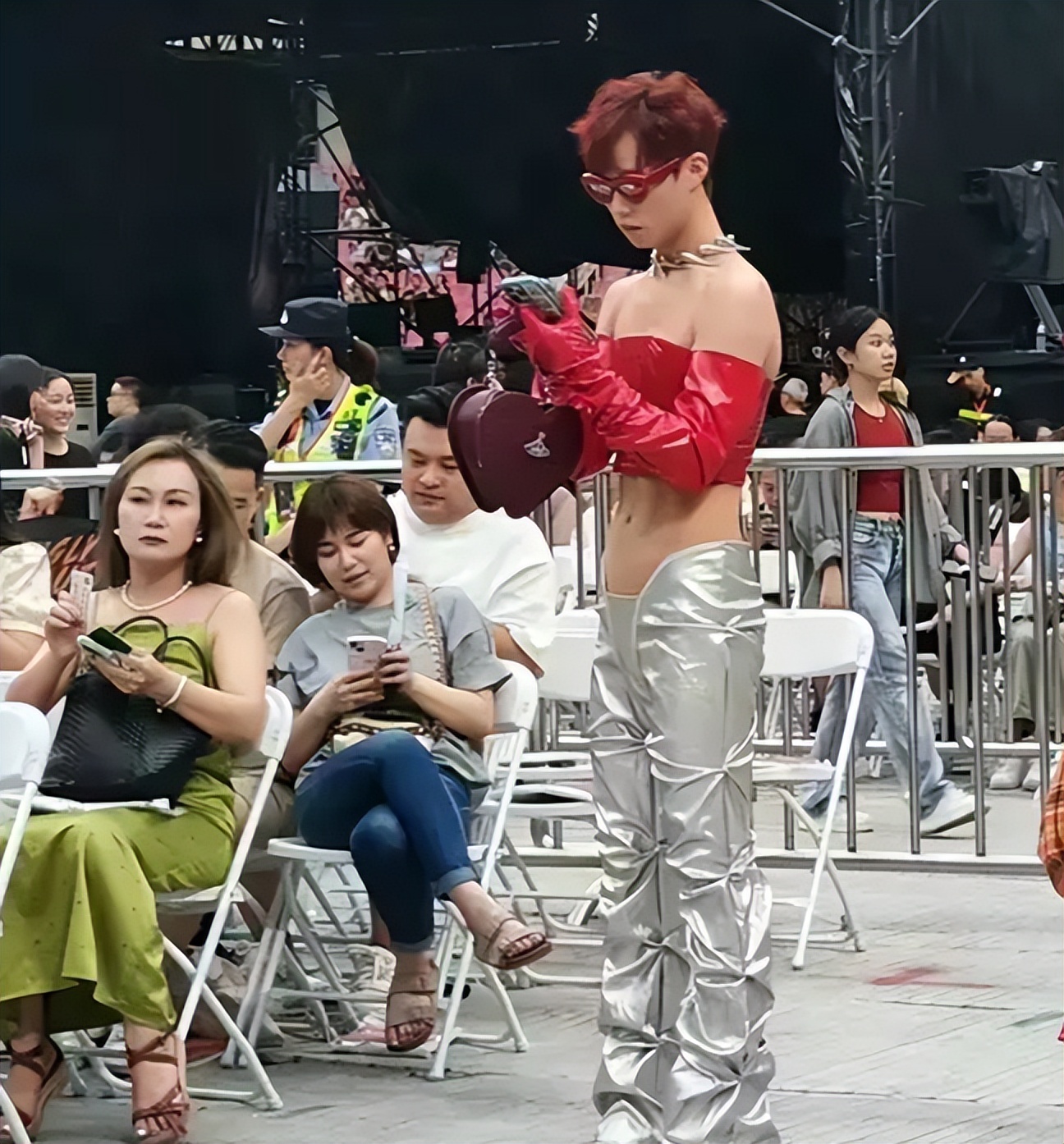 震惊！！！满大街“露奶装”、“开裆裤”，演绎现实版的罗刹海市