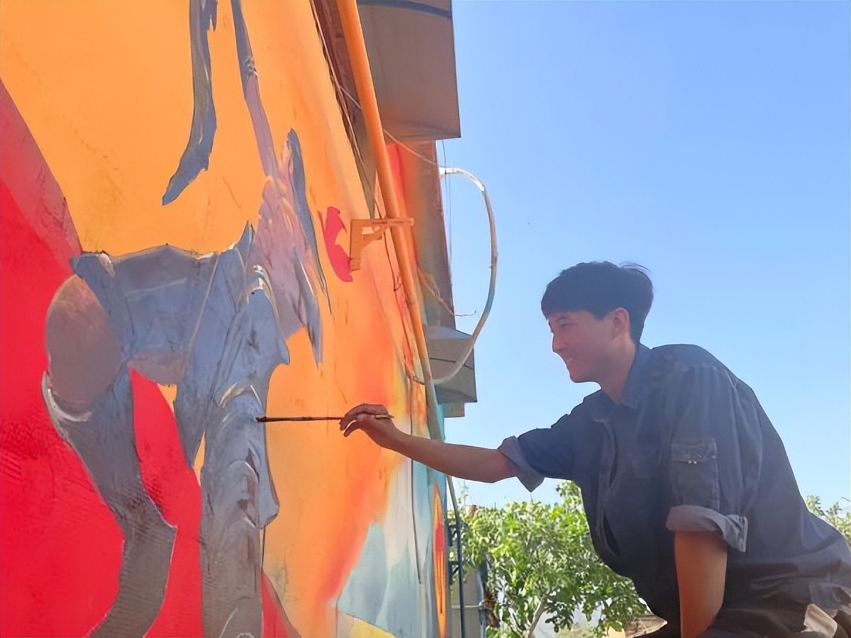 现实版“神笔马良”大新：凭一支笔带全村暴富，被华春莹点赞