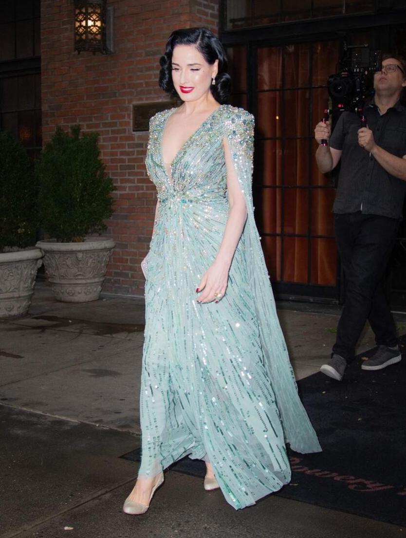 涓栫晫绗竴鑸炲绌跨传鑹茬殑瑁欏瓙,涓栫晫绗竴鑸炲鎯婅壋鍏ㄥ満鍥炴斁