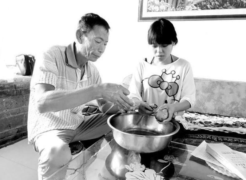 1997年,35岁男子捡到女弃婴,19年后女孩的七幅画卖出4.58万高价