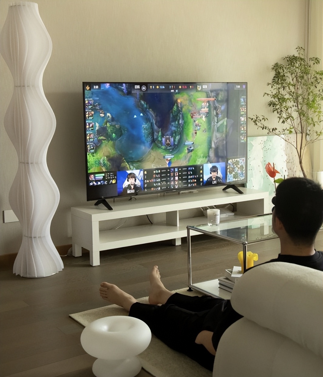 现在装修电视一般选多大的,现在装修客厅还要不要电视