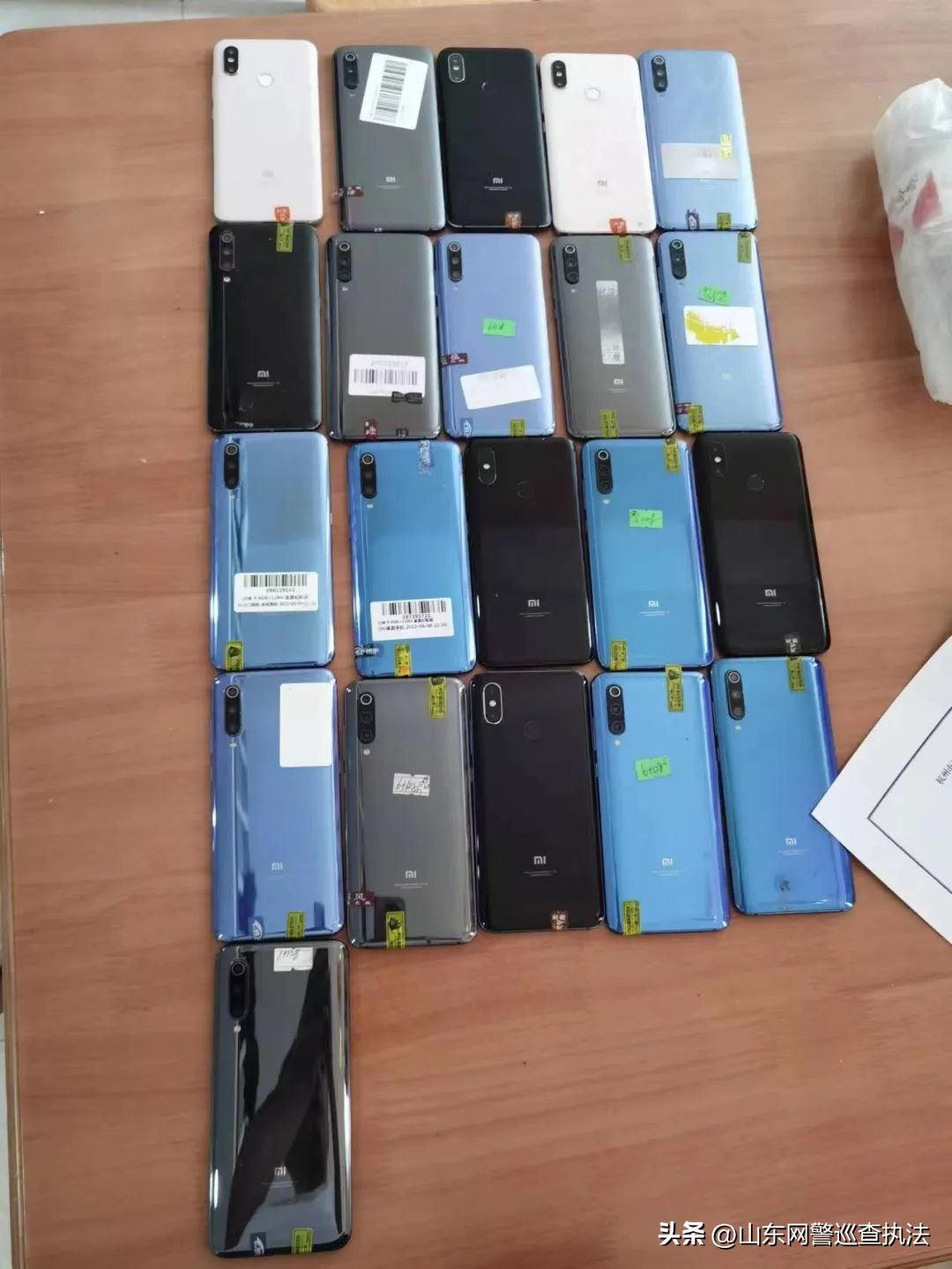 “你觉得几千块钱和你的人格尊严比起来，哪个贵？”当小伙脱掉衣服后，接到了电话