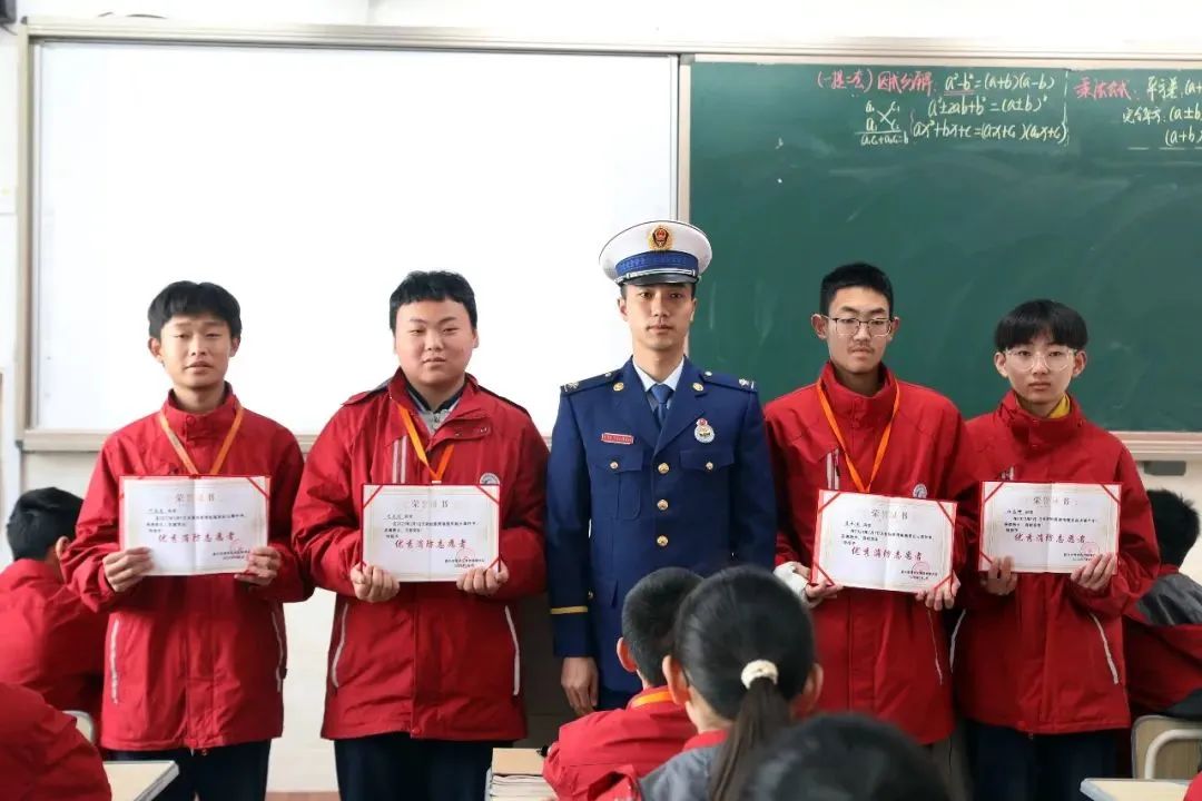 路遇火灾,突发火灾路过少年紧急灭火