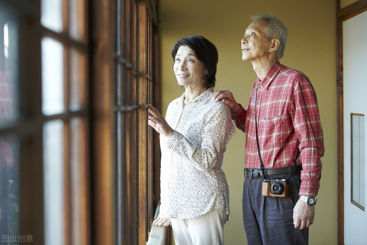老人随身都会带什么,老年人出行一般带什么东西